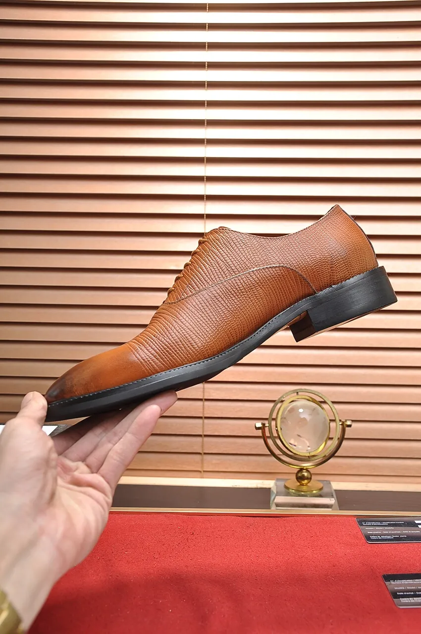 Men's shoes💰460💶Italy's top luxury men's shoes giant [GUCCI Gucci] has a new model 🍃Original European style🔰 Pleasant to the eye😍In order to make the shoes more durable and non-deformable🌀The production continues to follow traditional methods but there is still no lack of innovation💪The original cowhide is chosen for the leather♻️ Smooth, natural and exceptionally bright⭐Made of imported cowhide, the first choice of the rich 38-45 (45 customized)